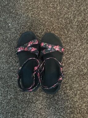 Black Floral Strap Sandals. Sketchers